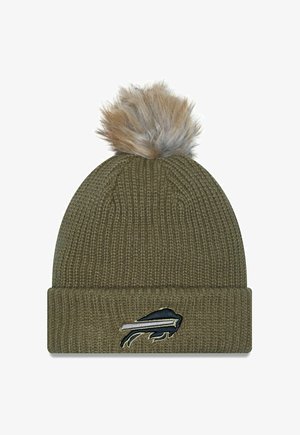 Olivgrübe Strickmütze mit umgeschlagenem Bündchen, versehen mit einem Kunstpelz-Pompom und einem blauen und weißen gestickten Logo auf der Vorderseite.