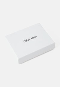 Calvin Klein MUST MEDIUM ZIP AROUND WALLET - Portafoglio - lion