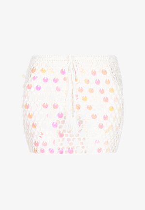 Valge heegelniitidega kaetud rõivastus ümmarguste iridesentsete sädelustega, mis on roosa ja kollase tooni kombinatsioonis. Omab nööriga reguleeritavat vööd ja pompone vööl.