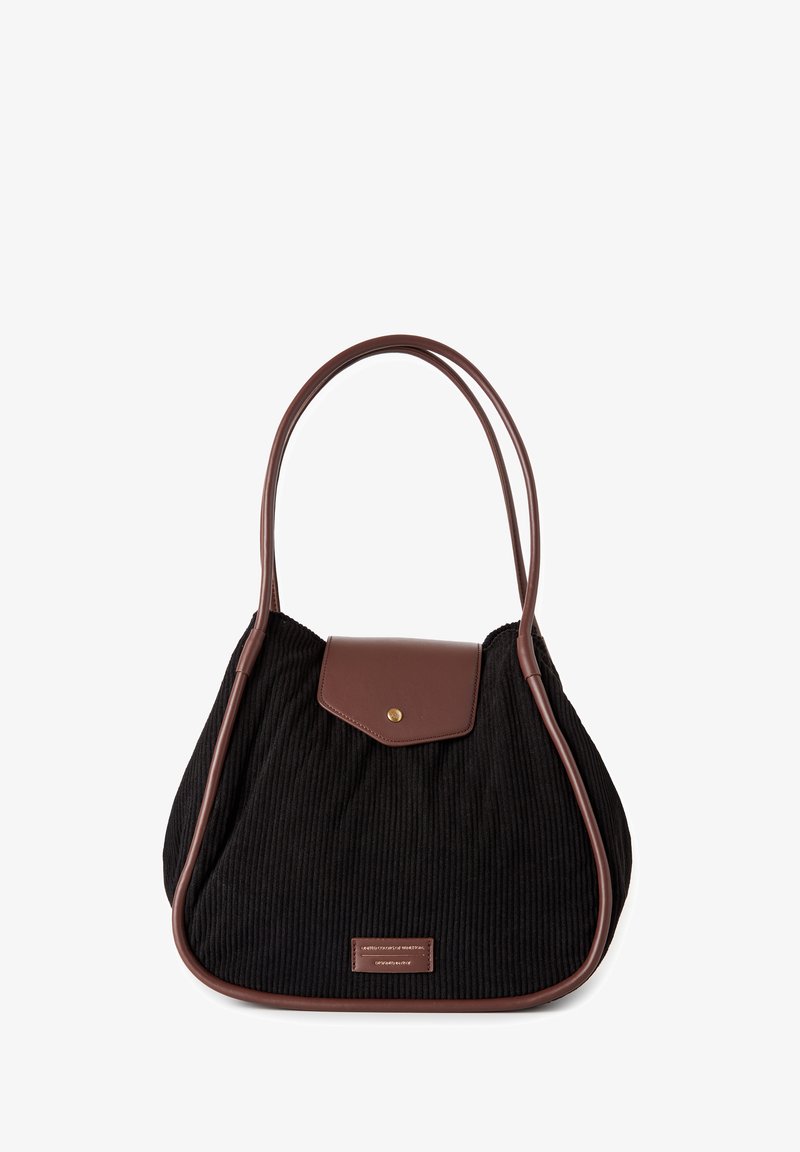 Bolso de pana negra con acentos de cuero marrón, que presenta una forma redondeada, dos asas largas y un cierre de solapa con un botón de presión dorado.