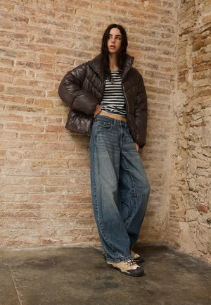 Stradivarius, CROPPED HIGH NECK PADDED JACKET - Veste d'hiver - dark brown