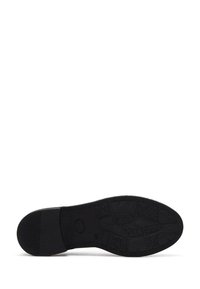 Semelle noire d'une chaussure, avec un caoutchouc texturé pour l'adhérence, un talon courbé et un devant plat. Le design met l'accent sur la durabilité et la traction.