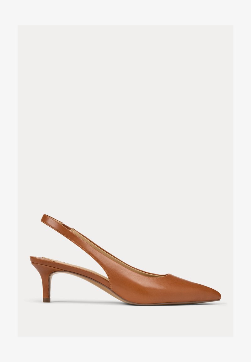 Hnědá kožená slingback lodička s špičatou špičkou a nízkým podpatkem na bílém pozadí.