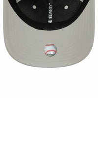 Gorra de béisbol gris con visera negra, que presenta un gráfico circular de béisbol en la parte frontal, tejido texturizado y seis ojales de ventilación.