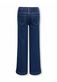 Pantalones de mezclilla de tiro ancho en azul oscuro con cinturilla elástica y bolsillos traseros visibles con costuras de contraste.