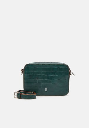 Petit sac à main rectangulaire vert foncé avec texture crocodile et boucle argentée sur une sangle réglable sur fond blanc.