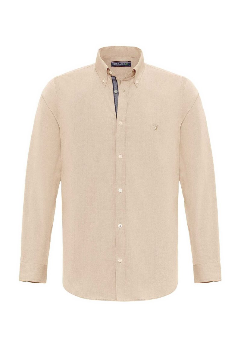 Camisa de manga larga beige hecha de tejido texturizado, con cuello abotonado, botones blancos y un pequeño logotipo en el pecho.