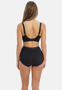 Zwarte bh en set met hoge taille slip, met verstelbare bandjes, haak- en oogsluiting en delicate kantafwerking langs de randen.