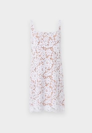 Bela čipkasta obleka s kvadratnim izrezom, tankimi naramnicami, cvetličnim vzorcem, polprosojno teksturo in valovitim robom.