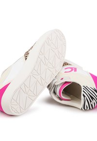 Zapatillas altas con una parte superior crema, acentos rosas, estampado de leopardo, textura de rayas de cebra y una suela de goma con diseño.