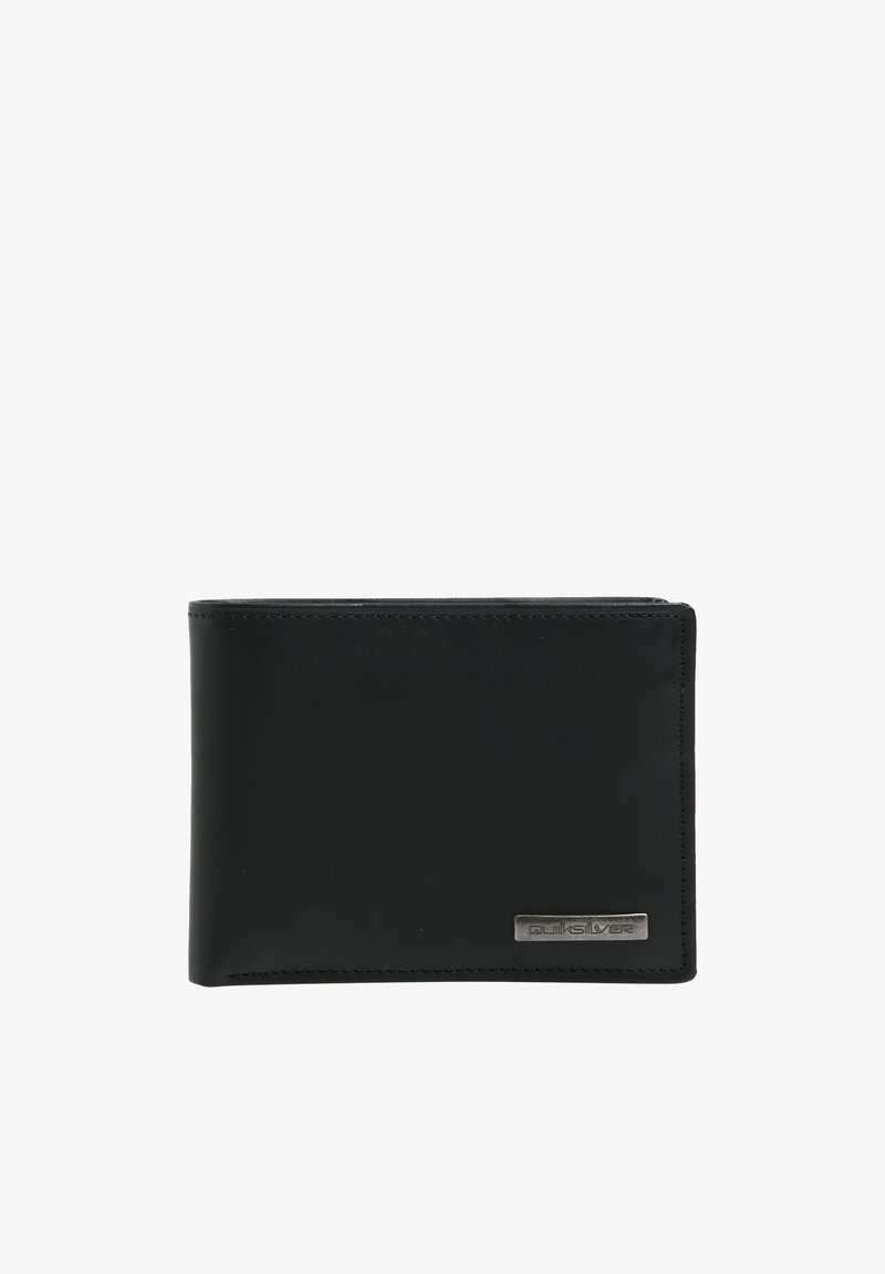 Cartera de cuero negro con una textura suave, forma rectangular y un acento de logo metálico. Presenta bordes limpios y un diseño simple.