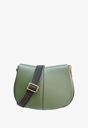 Borsa a tracolla verde in pelle con pattina curvata e tracolla regolabile nera e bianca testurizzata con accentuazione in oro.