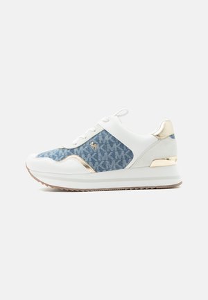 Sneaker in denim bianco e blu con dettagli dorati, logo MK sul lato, design con lacci e suola bianca spessa con battistrada marrone chiaro.