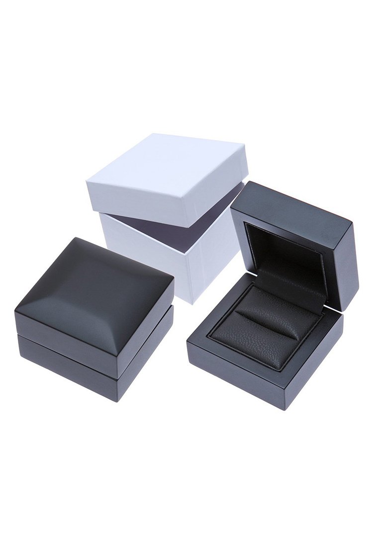 Scatole di gioielli in bianco e nero, una aperta che mostra un interno nero testurizzato con due scomparti imbottiti, design angolare, superfici lisce.
