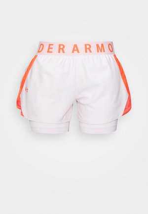 Białe szorty sportowe z wbudowanymi legginsami kompresyjnymi, pomarańczowymi panelami bocznymi i elastycznym pasem z napisem "UNDER ARMOUR" pomarańczowymi literami.
