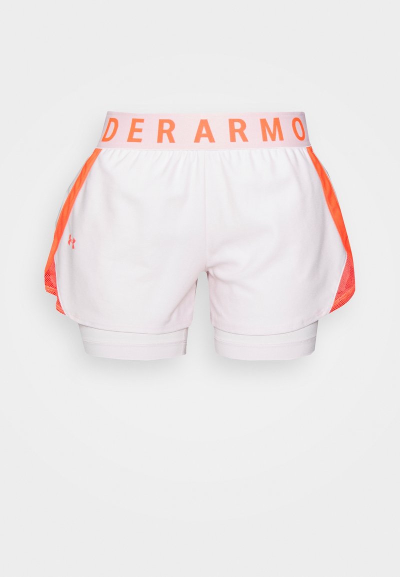 Shorts de sport blancs avec leggings de compression intégrés, panneaux latéraux orange et une ceinture élastique avec "UNDER ARMOUR" en lettres orange.