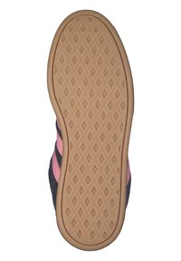 Podeszwa buta z gumowym spodem o wzorze diamentowym, ciemnoniebieską cholewką i różowymi akcentami z trzema paskami po bokach.