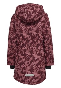 Burgunderröd vattentät parkas med blommönster i nyanser av rosa, dragsko vid midjan, huva och svarta manschetter; har en logopatch vid nederkant.