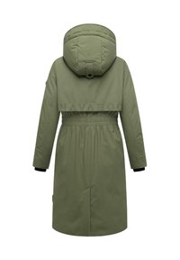 Olijfgroene gewatteerde parka met een capuchon, elastische tailleband en zwarte manchetten. Heeft reliëftekst "NAVAHOO" op de achterkant en een gladde textuur.