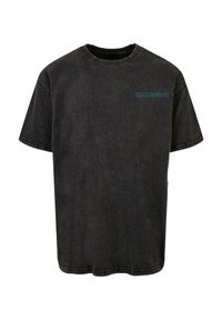 Sort denim t-shirt med rund hals og korte �ærmer, prydet med blå "IRON MAIDEN" tekst på forsiden. Slidt tekstur over det hele.