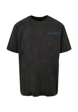 Melnas denim t-krekls ar apaļu kakla izgriezumu un īsām piedurknēm, ar zilu tekstu "IRON MAIDEN" priekšpusē. Visā virsmā ir nolietota tekstūra.