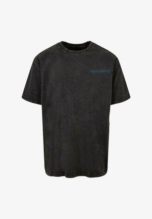 Melnas denim t-krekls ar apaļu kakla izgriezumu un īsām piedurknēm, ar zilu tekstu "IRON MAIDEN" priekšpusē. Visā virsmā ir nolietota tekstūra.