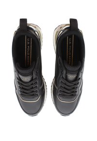 Czarne buty sportowe z gładkiej skórzanej cholewki, kontrastującymi złotymi akcentami i białymi gumowymi podeszwami. Posiadają wiązany fason oraz wyprofilowany zapiętek.