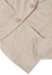 Beige herringbone blazer met twee knopen, notch lapel, voorzak en textielstof. Strakke lijnen en op maat gemaakte randen.
