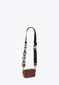 Sac bandoulière en cuir marron avec fermeture éclair, doté d'une sangle réglable noire avec lettrage blanc et des accents métalliques dorés.