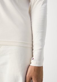 Tommy Hilfiger ROLL NECK TEE - Maglietta a manica lunga - ivory petal