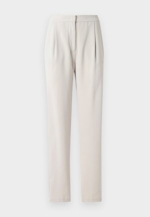 Beżowe spodnie o dopasowanym kroju wykonane z gładkiego, matowego materiału. Posiadają zaszewki z przodu oraz dopasowaną talię, z prostymi, slim fit nogawkami.