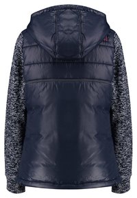 Granatowa kurtka puchowa z teksturowanym dzianinowym materiałem na rękawach, kapturem i gładkim wykończeniem. Wyposażona w zamek błyskawiczny z przodu oraz regulowane mankiety.