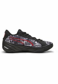 Scarpe da ginnastica nere con stampa grafica di giornali, dettagli rossi, texture liscia e suola ammortizzata contrassegnata "NITRO". Design con lacci.