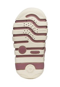 Suela de zapato de goma blanca y morada con un patrón de olas, agujeros de ventilación y detalles de marca en relieve. Superficie texturizada para un mejor agarre.