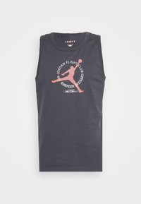 Débardeur gris foncé avec silhouette rouge d'un joueur de basket-ball et texte circulaire « Jordan Flight Club Official Member » sur le devant.