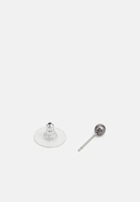 Pendente de prata com uma bola redonda cinza escura e um suporte transparente. Design metálico elegante, forma de haste fina, estilo minimalista.