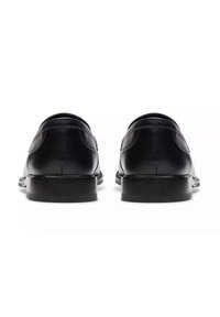 Scarpe nere in pelle con texture liscia, tacco arrotondato e dettagli di cucitura sottili. La vista posteriore evidenzia un design pulito e una finitura lucida.