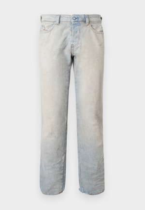 Jean droit bleu clair délavé avec légère usure, bouton avant et design cinq poches sur fond blanc.