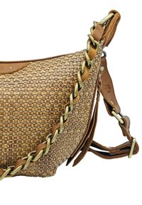 Sac à main en paille tressée brun, de forme arrondie, avec des accents en cuir et une chaîne en métal doré tressée. Détails de surface texturée visibles.