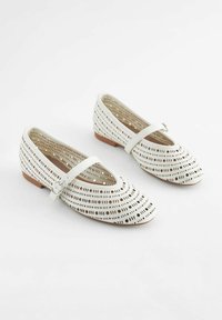 Next FOREVER COMFORT LASERCUT MARY JANE - REGULAR FIT - Pahkluurihmadega baleriinad - white