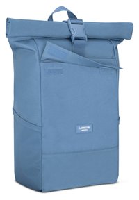 Kék, felhúzható hátizsák, textúrázott alsó résszel, állítható pánttal, oldalzsebbel és tépőzáras részletekkel. Tartós szövetből készült. A márkajelzés jól látható.