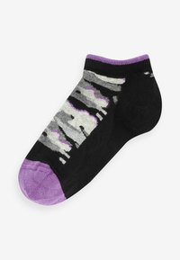 Sort ankelstrømpe med et grå- og hvidstribet zebra mønster og lilla detaljer ved kraven og tåen. Fremstillet af blødt, strækbart materiale.