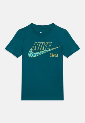 T-shirt Nike à manches courtes couleur sarcelle avec grand logo swoosh à motif et texte jaune "NIKE BRASA" sur le devant.