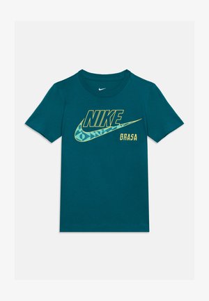 T-shirt Nike à manches courtes couleur sarcelle avec grand logo swoosh à motif et texte jaune "NIKE BRASA" sur le devant.