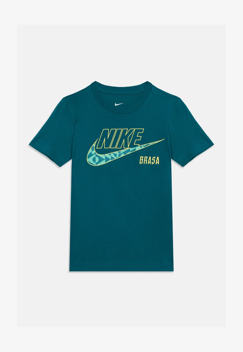 Τυρκουάζ κοντομάνικη μπλούζα Nike με μεγάλο διακοσμητικό λογότυπο swoosh και κίτρινο κείμενο "NIKE BRASA" στο μπροστινό μέρος.