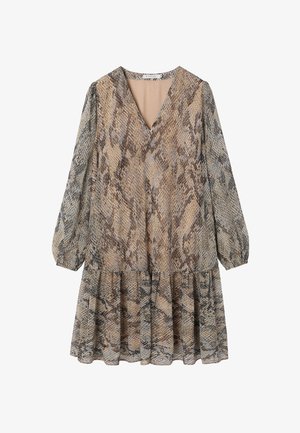 Drabužis gyvatės odos raštu su ilgomis rankovėmis, V formos iškirpte ir sluoksniuota raukšlių apačia. Spalvų paletėje dominuoja smėlio, rudos ir pilkos atspalviai.