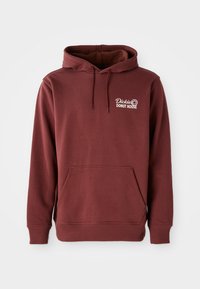 Hanorac vișiniu cu glugă, dotat cu un buzunar frontal, având logo-ul "Dickie's Donut House" brodat pe partea stângă a pieptului în alb. Material moale, texturat.