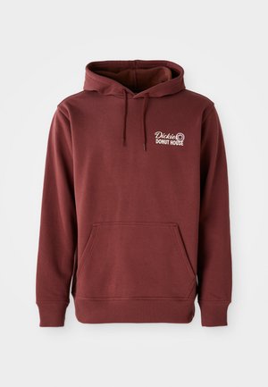 Bordeaux hættetrøje med frontlomme, der har "Dickie's Donut House" logoet broderet på venstre bryst i hvid. Blødt, struktureret stof.