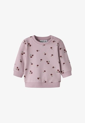 Rožinis fliso džemperis su apvaliu iškirpte, ilgomis rankovėmis ir visame audinyje esančiu vyšnių raštu, vaizduojančiu rudai rausvas vyšnias ir žalius lapus.