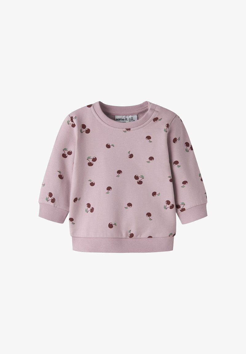 Ροζ φλις φούτερ με στρογγυλή λαιμόκοψη, μακριά μανίκια και ολόκληρο τυπωμένο σχέδιο με κεράσια σε καφέ χρώμα και πράσινα φύλλα.